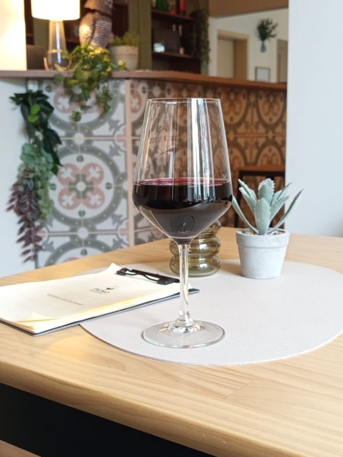 Glas spanischer Rotwein am Tresen