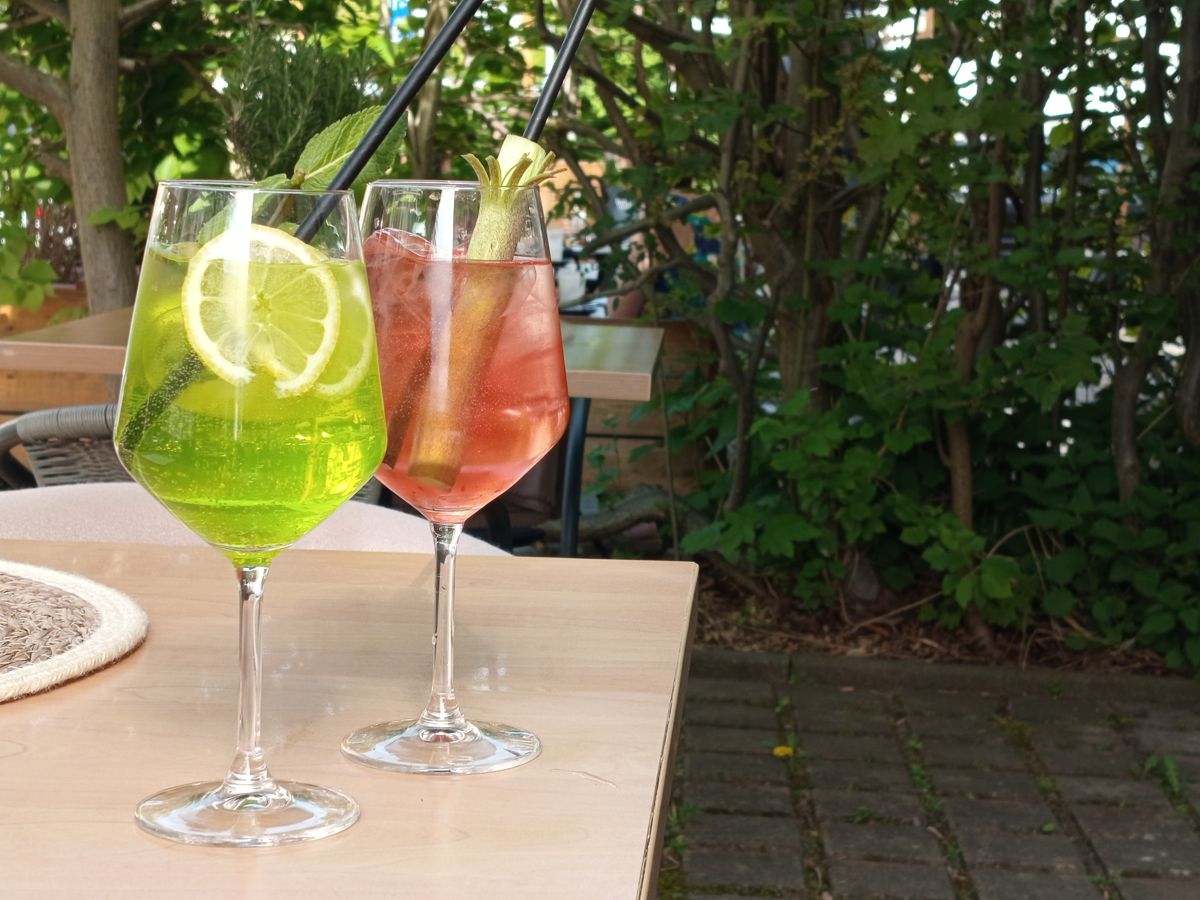 Zwei Spritz im Weinglas auf der Terrasse des TXOKO