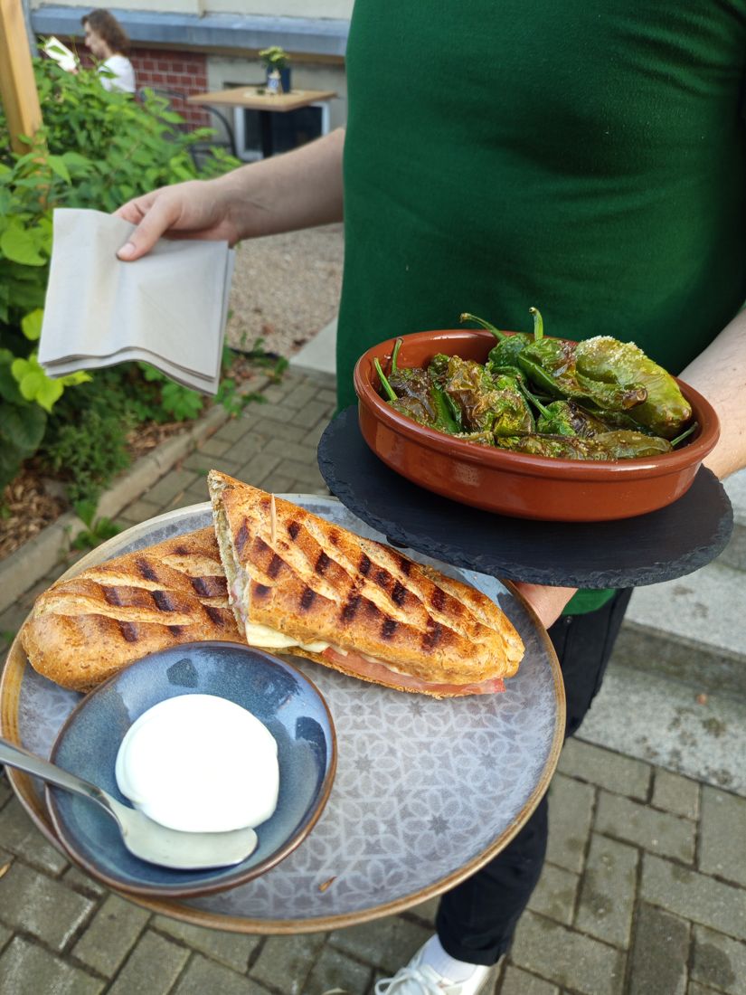 Pintxos-Teller und Bocadillo werden auf der Terrasse des TXOKO serviert